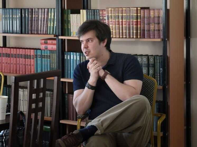 В Улан-Удэ в качестве специального гостя юбилейного XXX Книжного салона побывал известный столичный прозаик и сценарист Денис Банников, преподаватель престижной московской школы писательского мастерства «Creative Writing School». Он выступил не только как почетный участник, но и как эксперт конкурса малой прозы и писательского мастерства «О чем знаю только я» от Национальной библиотеки РБ.