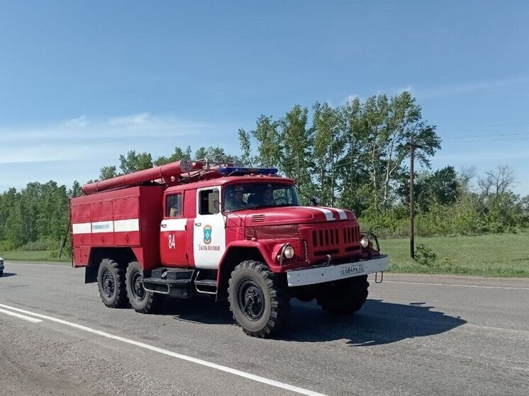 Крупный пожар произошел на частном подворье в Алтайском крае