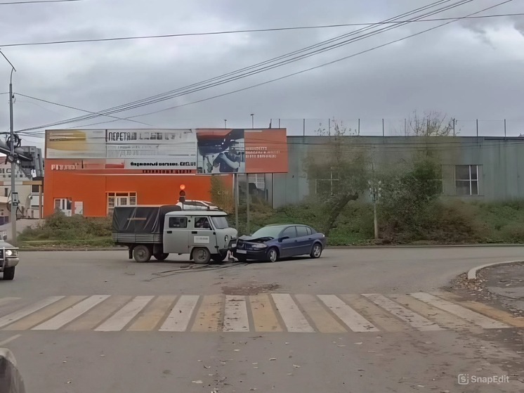 "Рено" и "УАЗ" столкнулись накануне на улице Шевченко в Томске