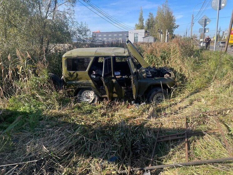 В Новгородском округе «Ауди» толкнул УАЗик на двух пешеходов