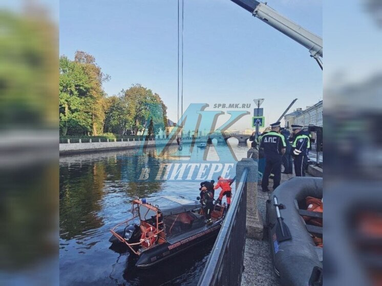 Легковушка пробила ограждение и упала в реку Фонтанку