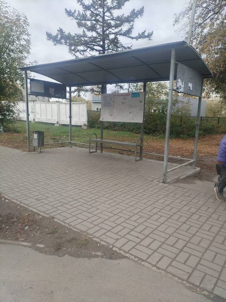 Остановочный павильон упал в Омске на Лобкова: проверят все остановки на этой улице