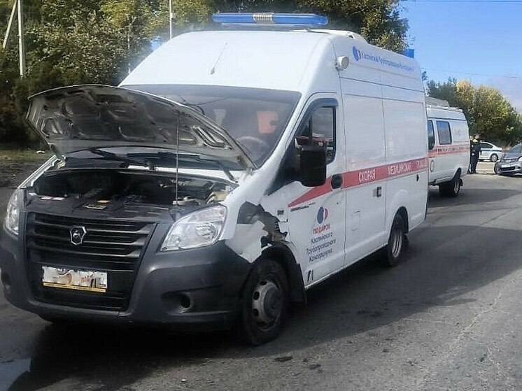 В Ставрополе на перекрестке столкнулись скорая помощь и легковушка, трое госпитализированы