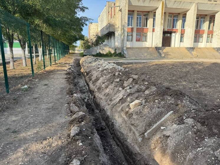 В черноморском селе Красная Поляна подводят водопровод к Дому культуры