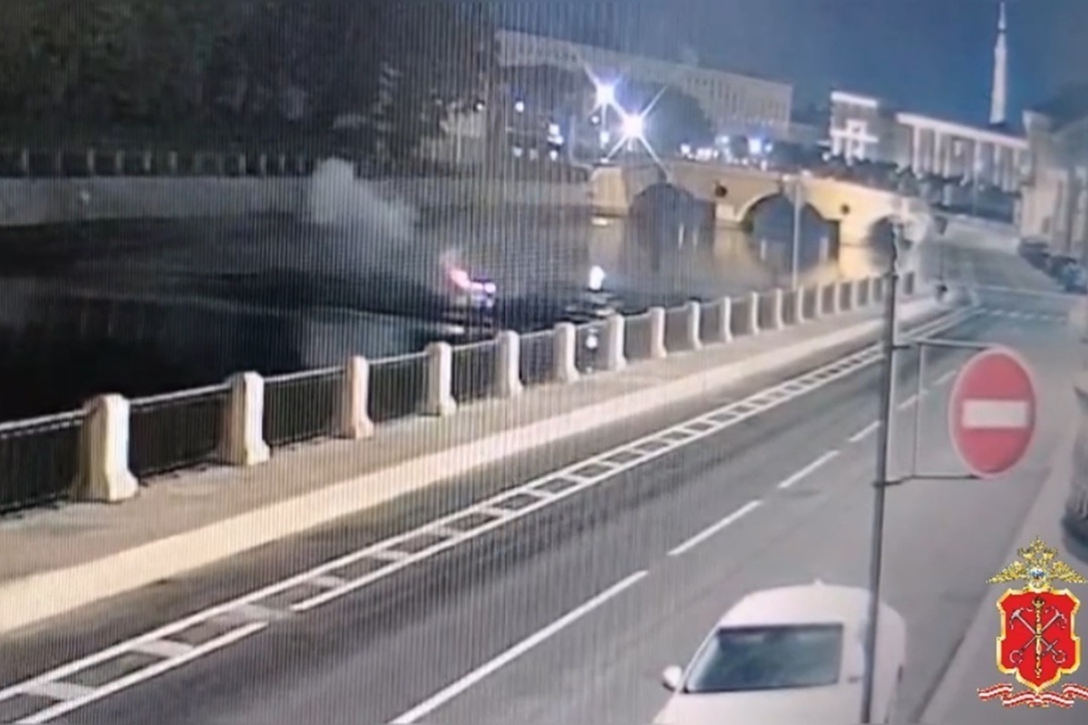 V Sankt Peterburgu pijan voznik s Porschejem Cayenne padel v reko Fontanko, umrla sopotnica