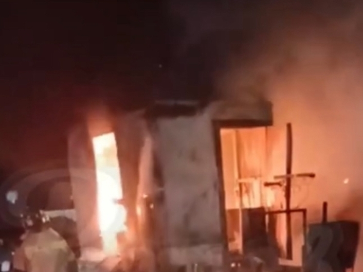 В Суворовском в Ростове дотла сгорела будка охранника
