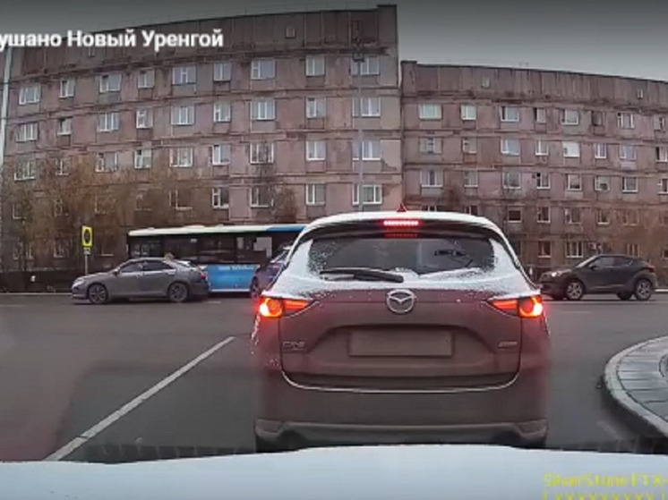 В Новом Уренгое произошло тройное ДТП с участием автобуса