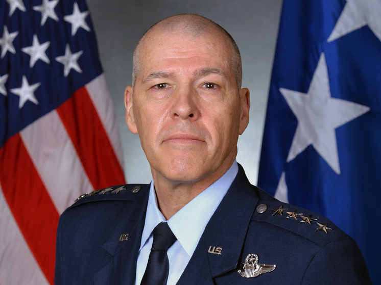 O General da Força Aérea dos EUA Thomas Bussiere anunciou sua aposentadoria por motivos pessoais.