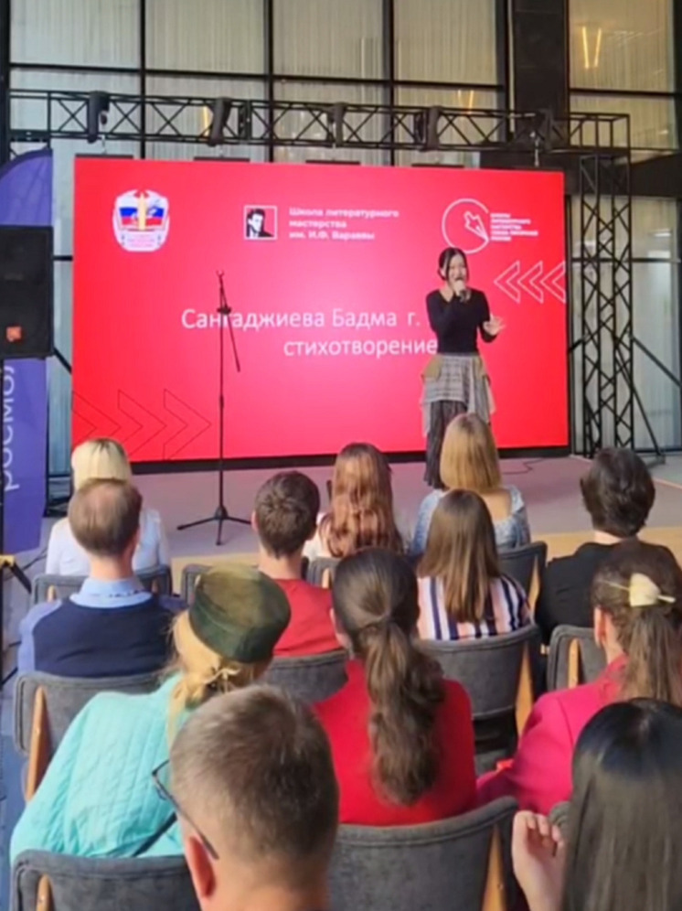 Актриса из Калмыкии прочитала свое стихотворение в Доме книги