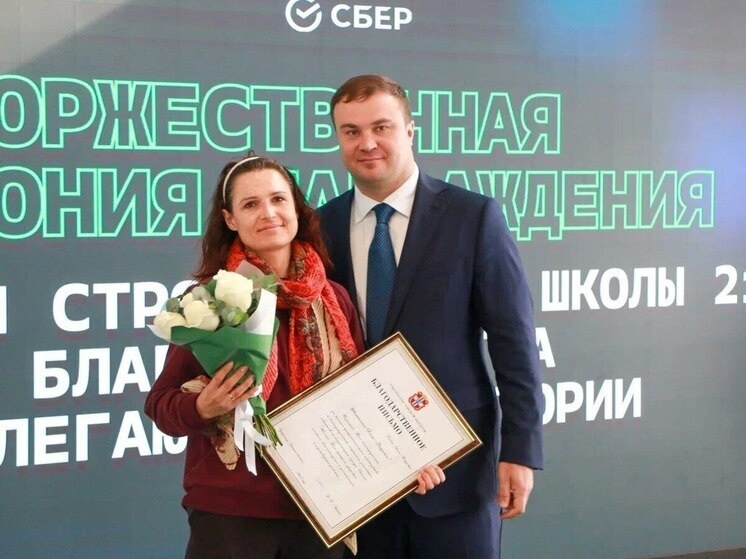 Виталий Хоценко наградил участников создания «Школы 21» в Омске