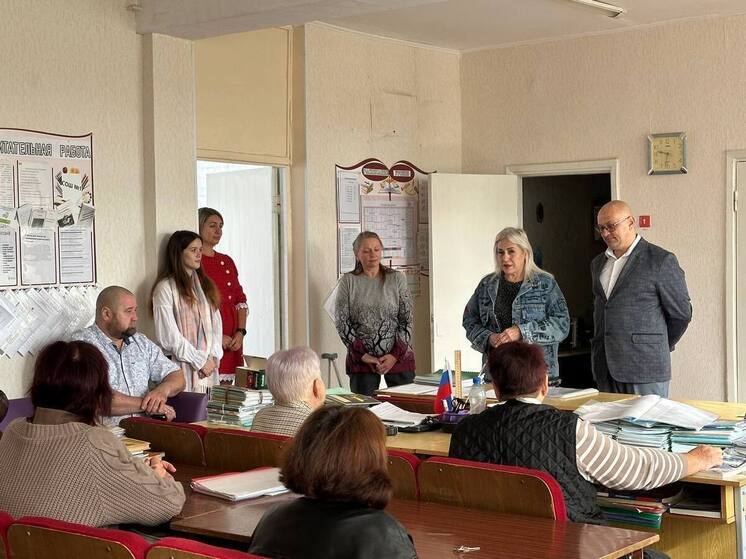 Депутаты «Единой России» Запорожской области поздравили педагогов Токмака с профессиональным праздником
