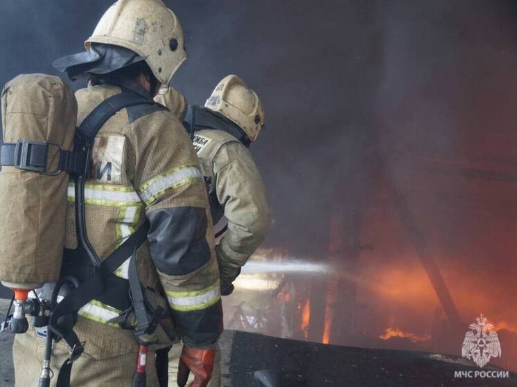 Два расселенных дома загорелись в Ленинском районе Самары