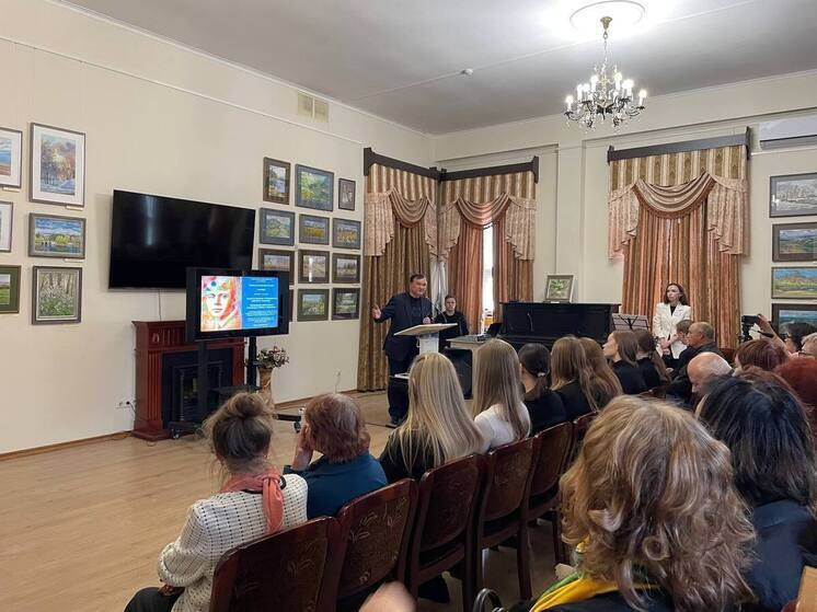 В Пензенском литературном музее 3 октября состоялось открытие выставки «Пензенская тропинка к Есенину», приуроченной к 130-летию со дня рождения великого русского поэта. Экспозиция, собравшая ценителей литературы, раскрыла уникальные страницы связи поэта с пензенским краем.