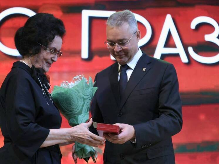 Учитель с полувековым стажем из Ставрополя получила награду ко Дню учителя из рук губернатора