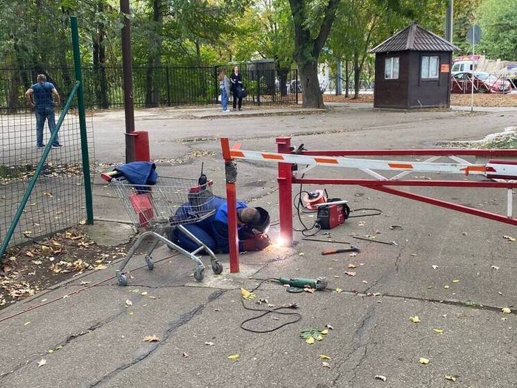 В «Чистяковской роще» Краснодара отремонтировали зону въезда транспорта