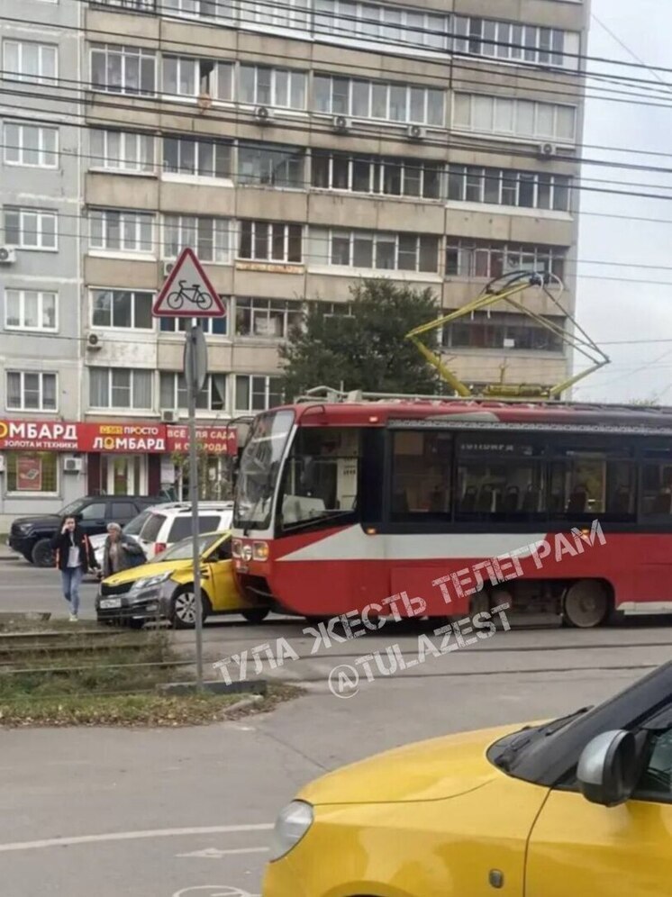 ДТП с такси и трамваем парализовало движение на Металлургов в Туле