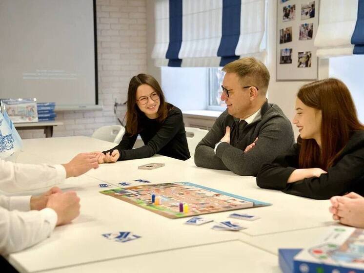Школьники Пскова осваивают избирательный процесс через настольную игру