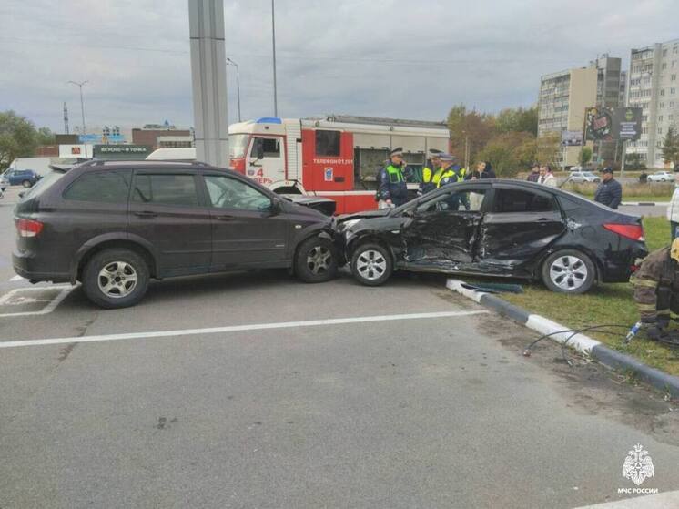 Три автомобиля столкнулись в Твери: деблокировку водителя проводили спасатели