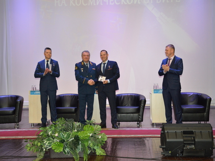 Космонавты передали побывавшую на орбите копию Знамени Академии ФСИН в Рязани