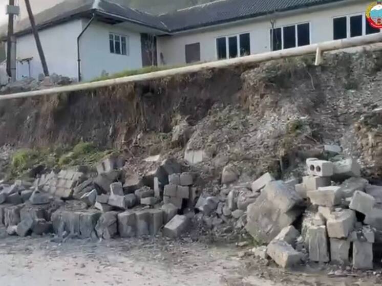 Стена школы обрушилась после ливней в селе в Дагестане