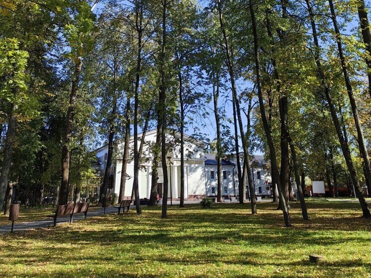 Парки Серпухова приглашают фотографировать и читать Есенина