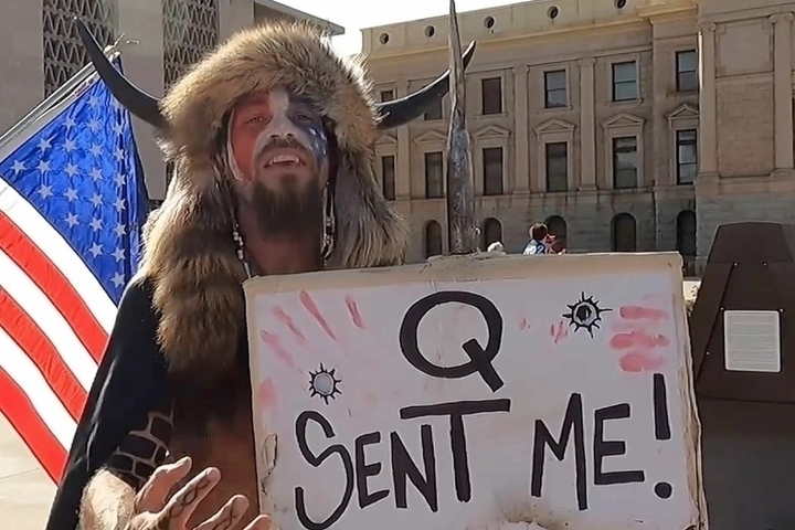 &quot;Шаман&quot; Ченсли из Капитолия обвинил администрацию Трампа в коррупции