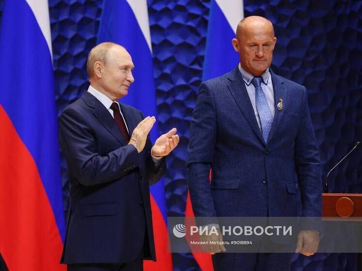 Президент России присвоил почетное звание директору владивостокской спортшколы «Бастион»