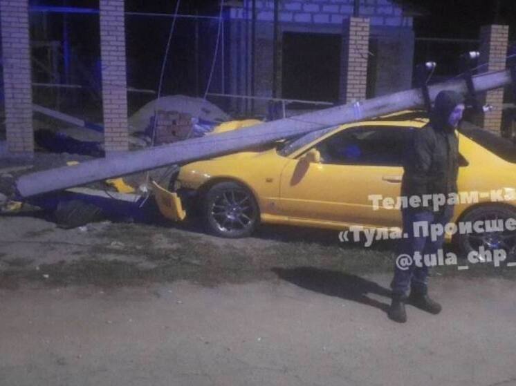 В Туле после ДТП опора ЛЭП разломилась и смяла автомобиль
