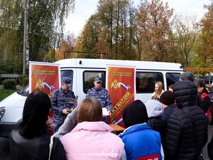 Агитмобиль Росгвардии побывал в Оршанке: жителям поселка рассказали о службе в войсках правопорядка
