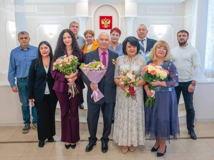Глава Лабытнанги поздравила с золотой свадьбой Александра и Раису Задорожных