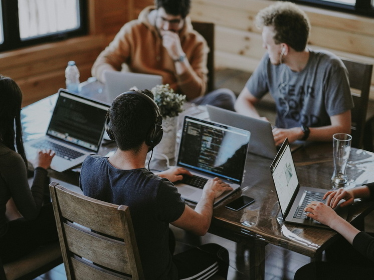 Сбер и «Газпром нефть» поддержат молодежные технологические стартапы