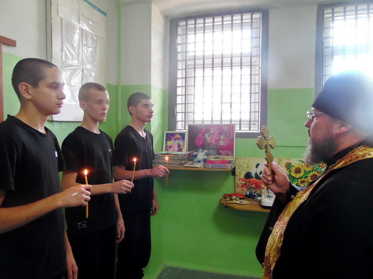 Подростков крестили в СИЗО Краснокаменска