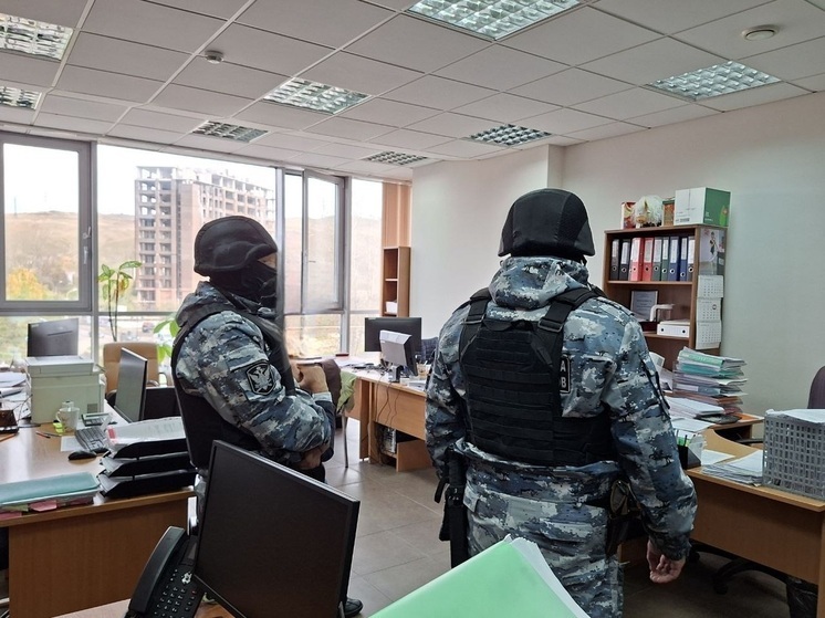 В офисе крупнейшей управляющей компании Красноярска проведены обыски по 10 уголовным делам