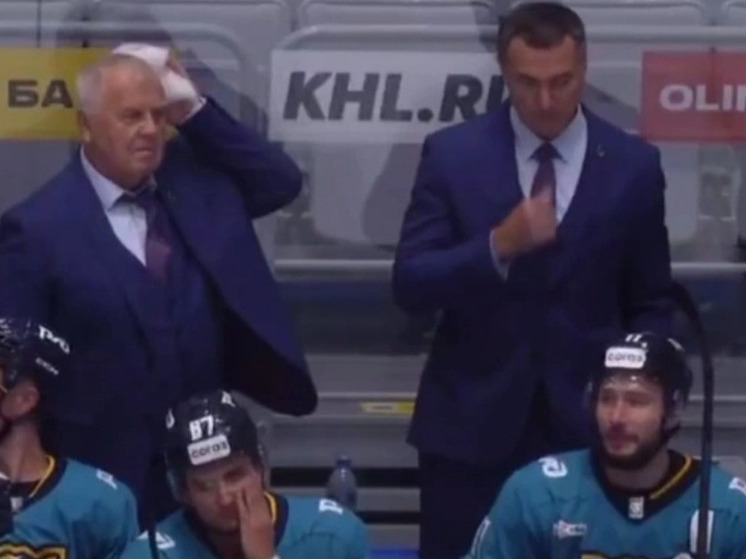 Главному тренеру «Сочи» Крикунову шайба попала в голову во время матча КХЛ
