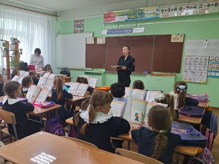 Сотрудники ГИБДД провели урок дорожной безопасности для каменских первоклассников