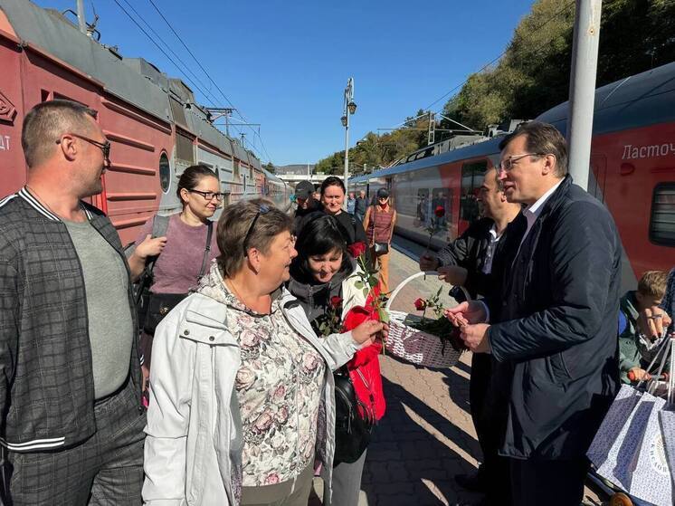 Мэр Кисловодска встретил пассажиров поезда из Санкт-Петербурга в день 222-летия курорта