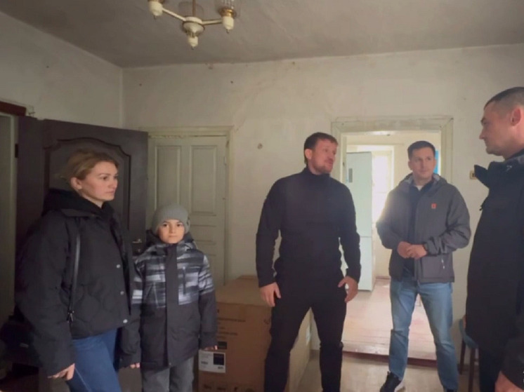 Ямальцы помогают семье из Донбасса восстановить разрушенный обстрелами дом