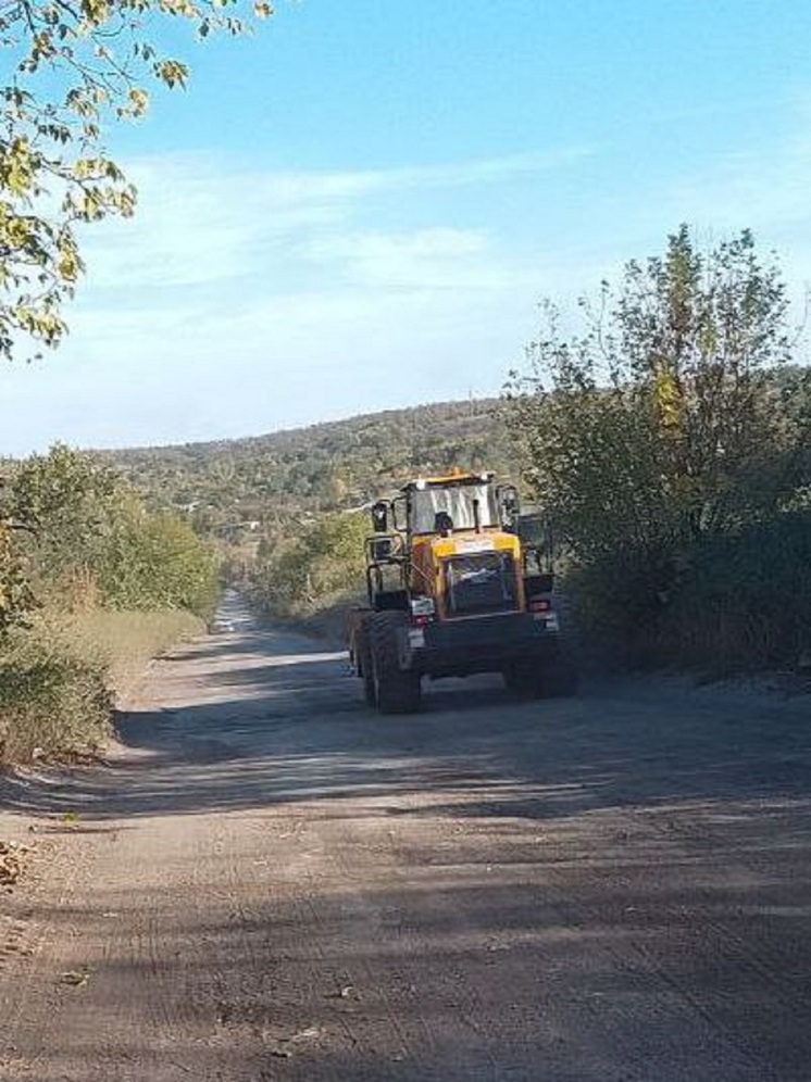 В Авдеевке проводят ямочный ремонт на отдельных дорогах