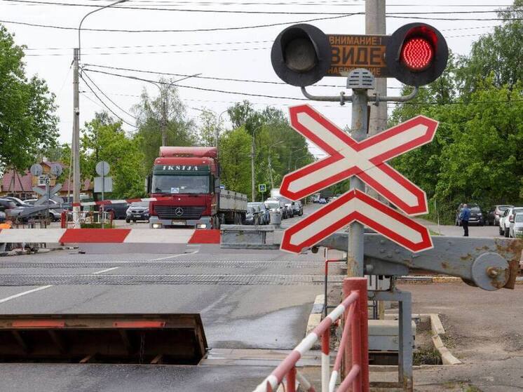С начала года на переездах Октябрьской железной дороги произошло 13 ДТП