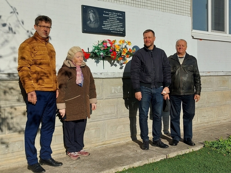В Тосно благоустроили входную группу к мемориальной памятной доске, установленной в честь героя-летчика Сергея Насилевца, сообщил паблик администрации Тосненского района
