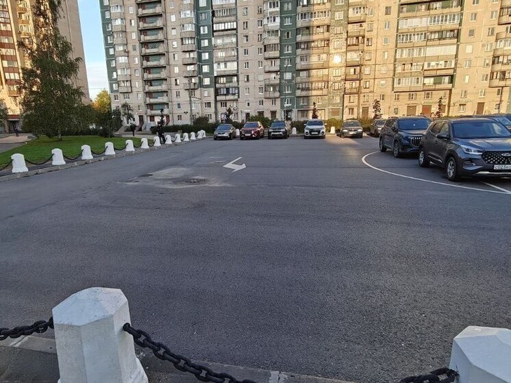 Петербуржцы сетуют на бестолковую перехватывающую парковку у метро «Проспект Большевиков»