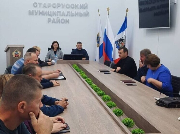 В преддверии Дня гражданской обороны на территории Старорусского муниципального округа прошла штабная тренировка, в ходе которой сотрудники экстренных служб отработали действия в условиях сложной обстановки, моделирующей возможные угрозы и военные опасности. Об этом сообщила глава округа Елена Комарова.