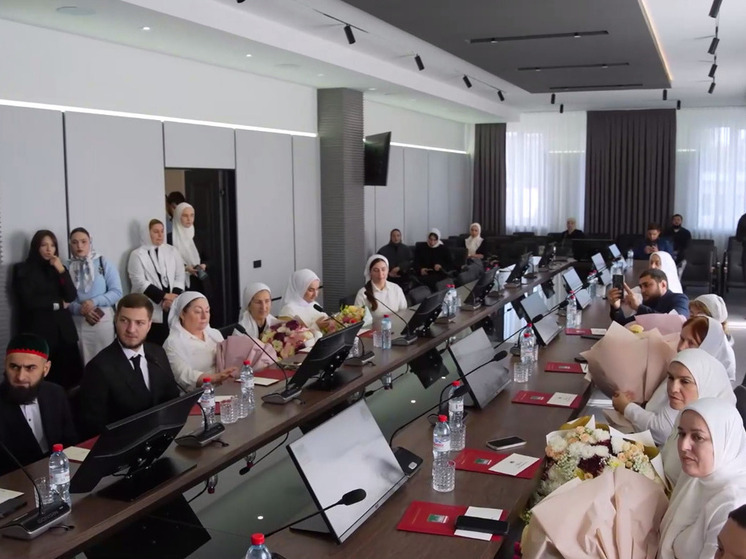 В Грозном наградили педагогов - победителей конкурса грантов мэра