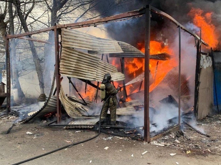 В Екатеринбурге потушили пожар в здании бывшей шиномонтажки
