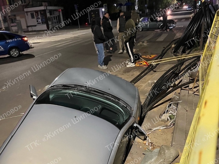 В центре Воронежа машина провалилась в котлован после ДТП