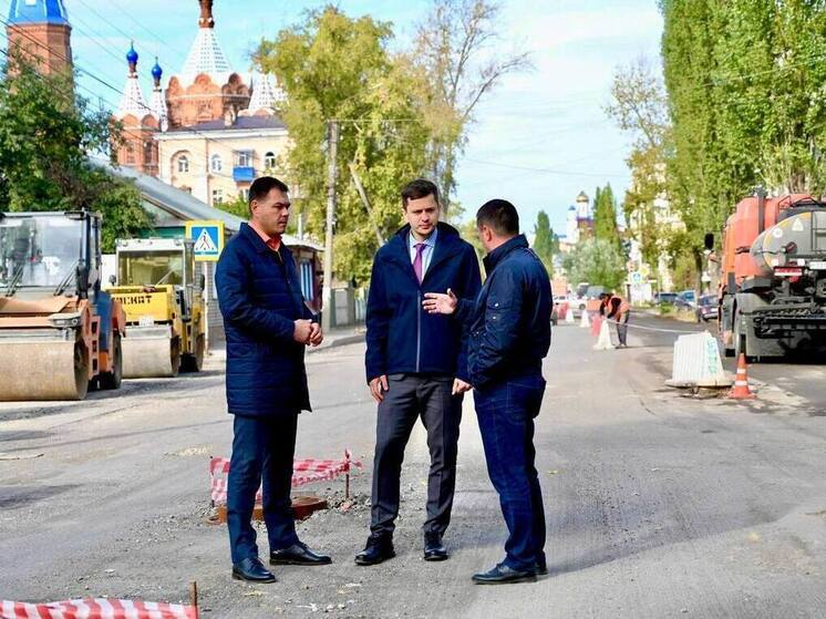 На улице Пушкина в Ельце начали укладывать новый асфальт