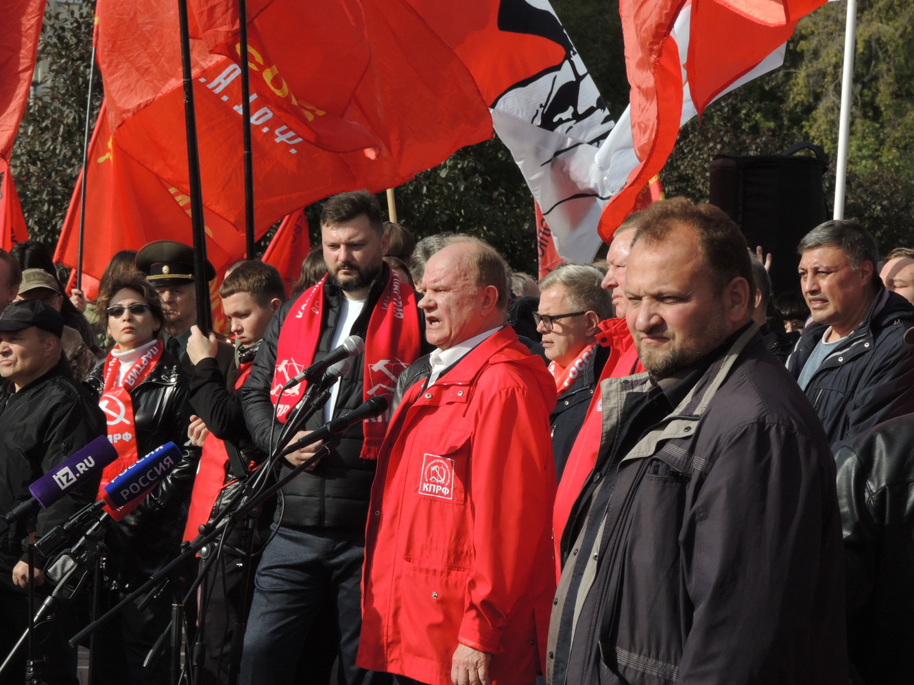Множество цветов у подножия креста