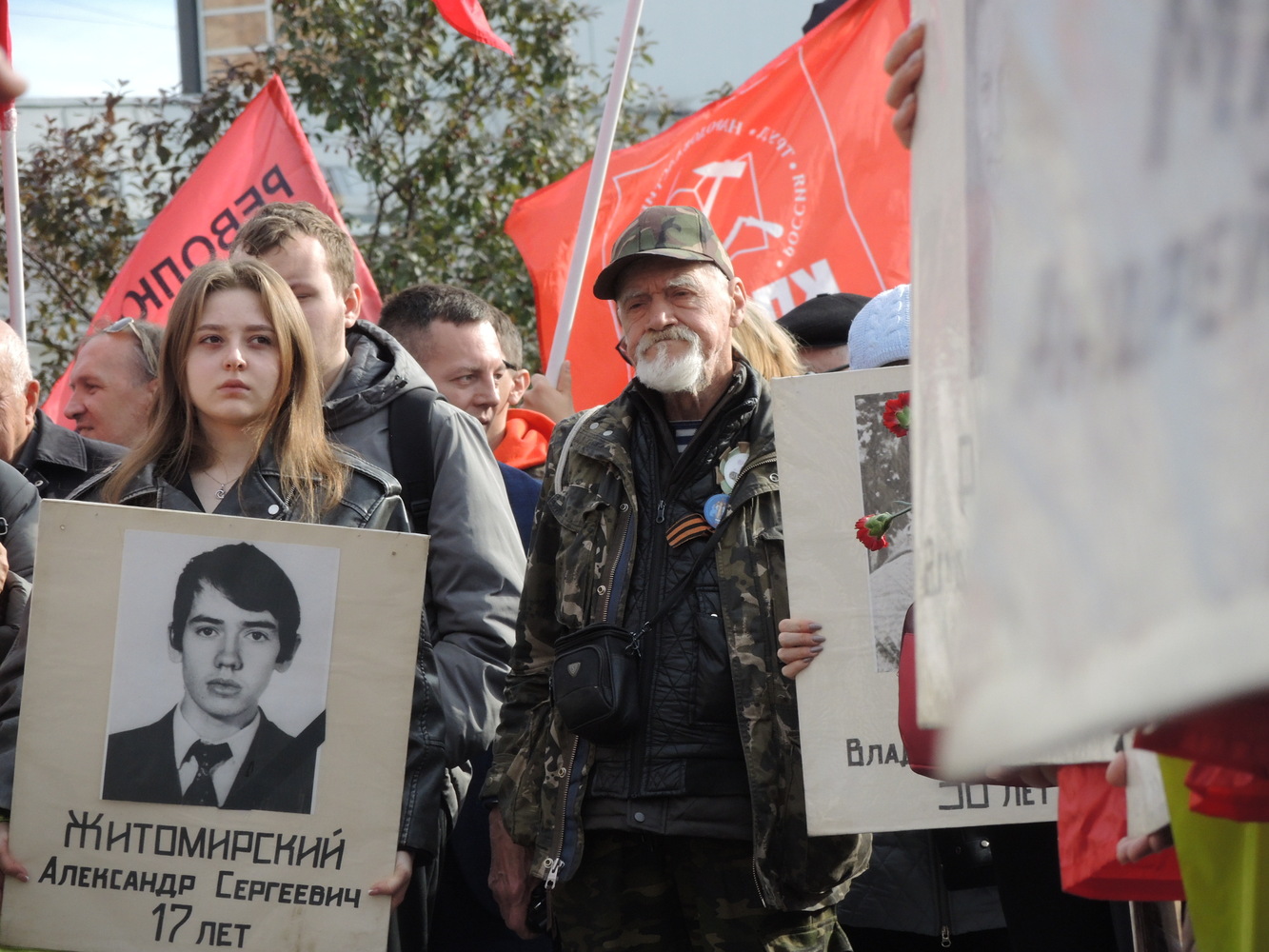 Эмоциональный момент у мемориала