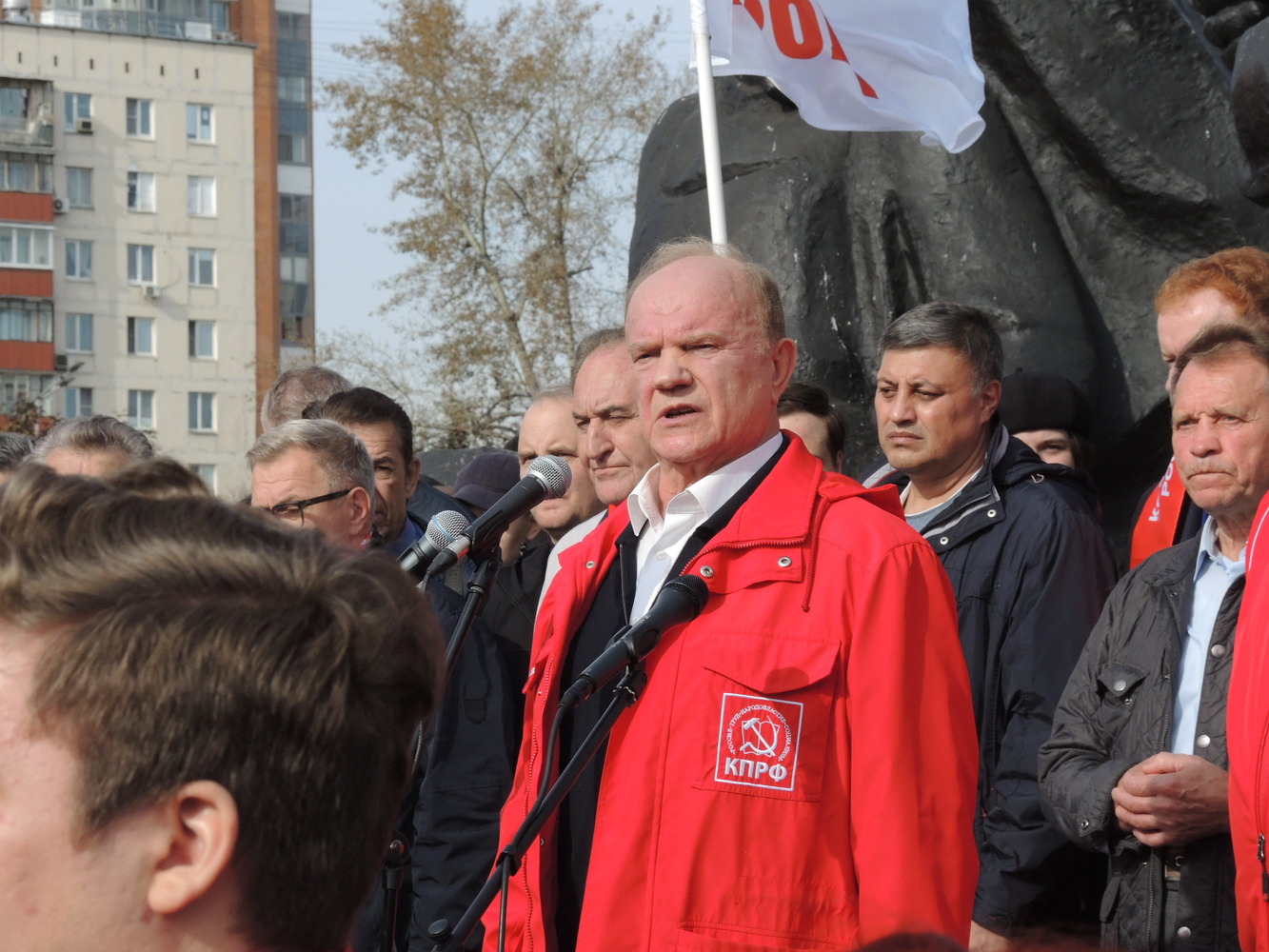 Красные гвоздики у мемориала