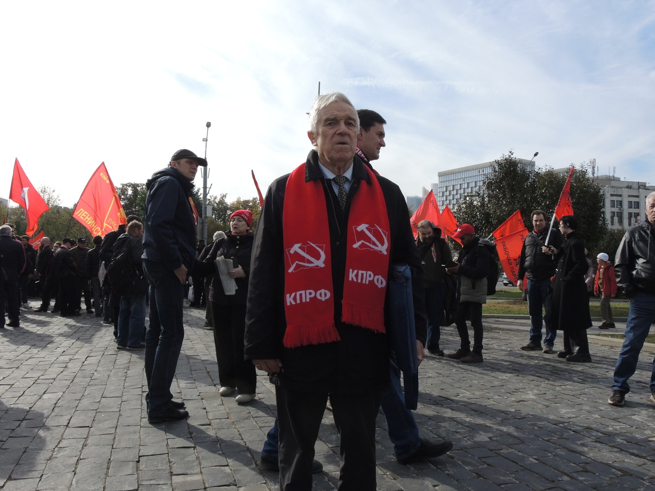 Участники митинга возлагают цветы